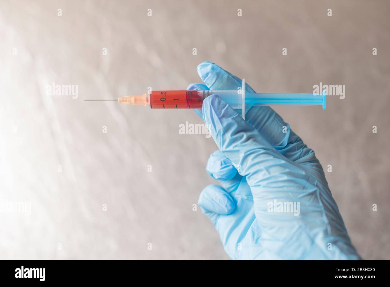 test de coronovirus dans une épidémie avec la probaika et test sanguin dans le labarotorium Banque D'Images