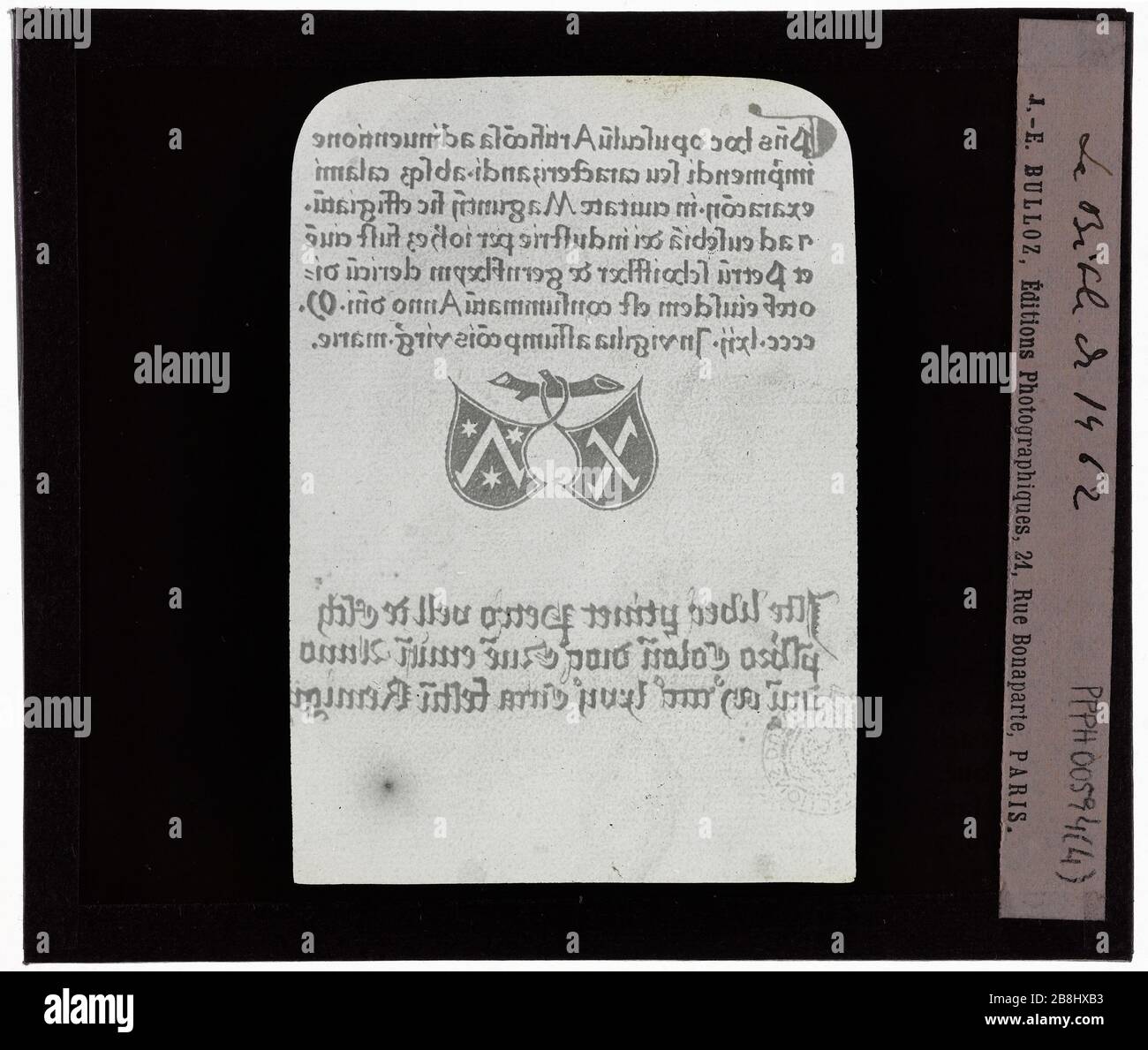 Manuscrits. La Bible de 1462 Manuscrits. 'La Bible de 1462'. Plaque de projection noir et blanc. 1900-1930. Photographie de Jacques-Ernest Bulloz (1858-1942). Musée des Beaux-Arts de la Ville de Paris, petit Palais. Banque D'Images