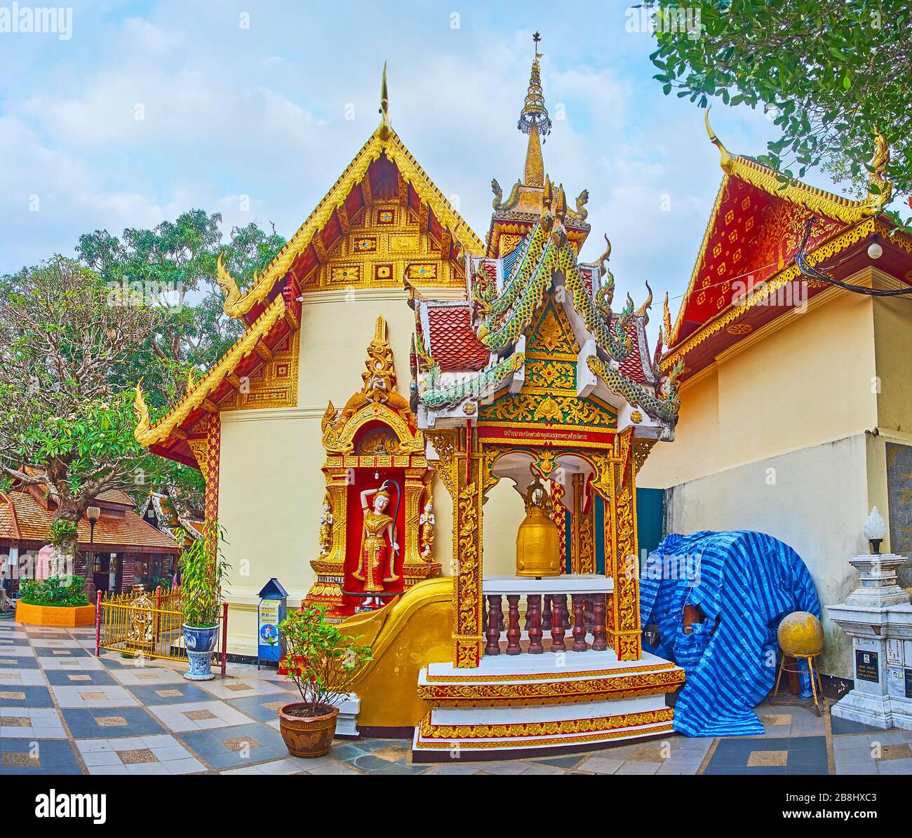 CHIANG mai, THAÏLANDE - 7 MAI 2019: Pavillon (mondop), décoré de serpents naga, doré, sculptures, avec vue sur la déesse mère de la Terre sur fond Banque D'Images