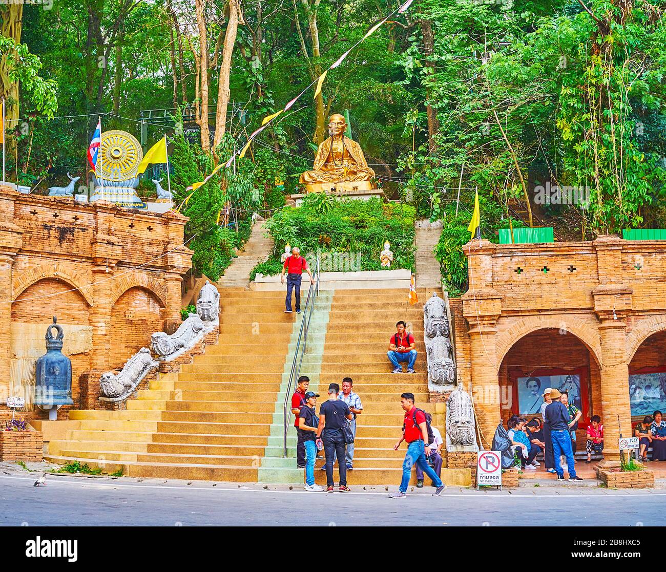 CHIANG mai, THAÏLANDE - 7 MAI 2019: La statue d'or de vénéré Bhikkhu Monk au pied de Doi Suthep montagne, célèbre pour Wat Phra que Doi Suth Banque D'Images