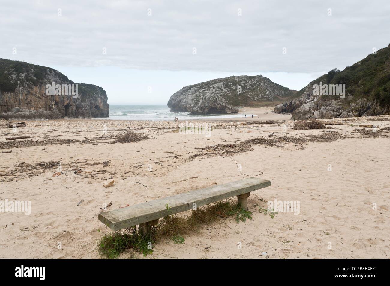 La plage de Cuevas del Mar, dans la municipalité de Llanes, Asturies, Espagne, est une plage considérée comme un paysage protégé, de l'environnement Banque D'Images