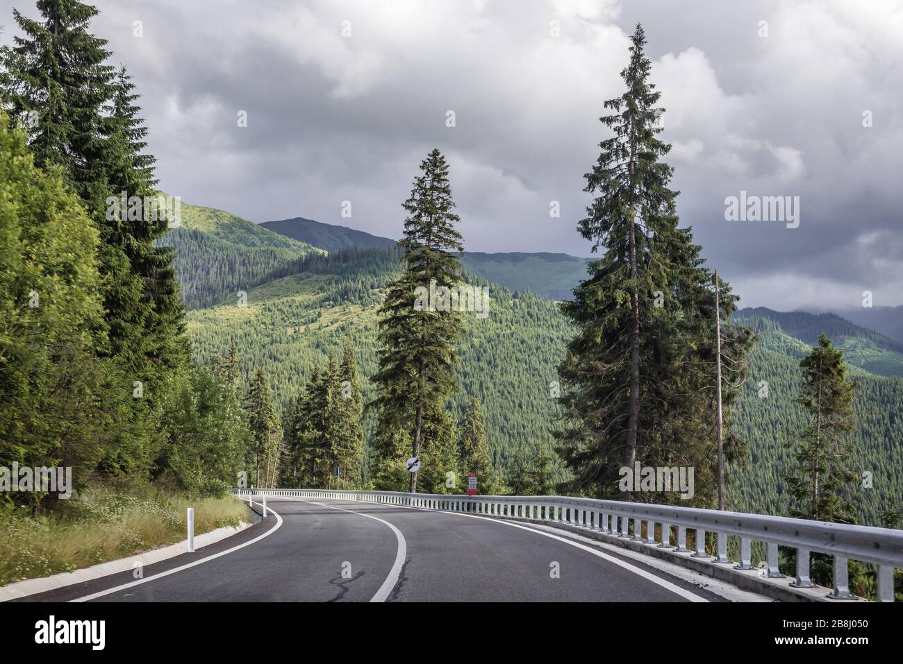 La route 18 près de la montagne Prislop passe à la frontière des régions de Maramures et de Bukovina dans les montagnes de Rodna dans les Carpates orientales, Roumanie Banque D'Images