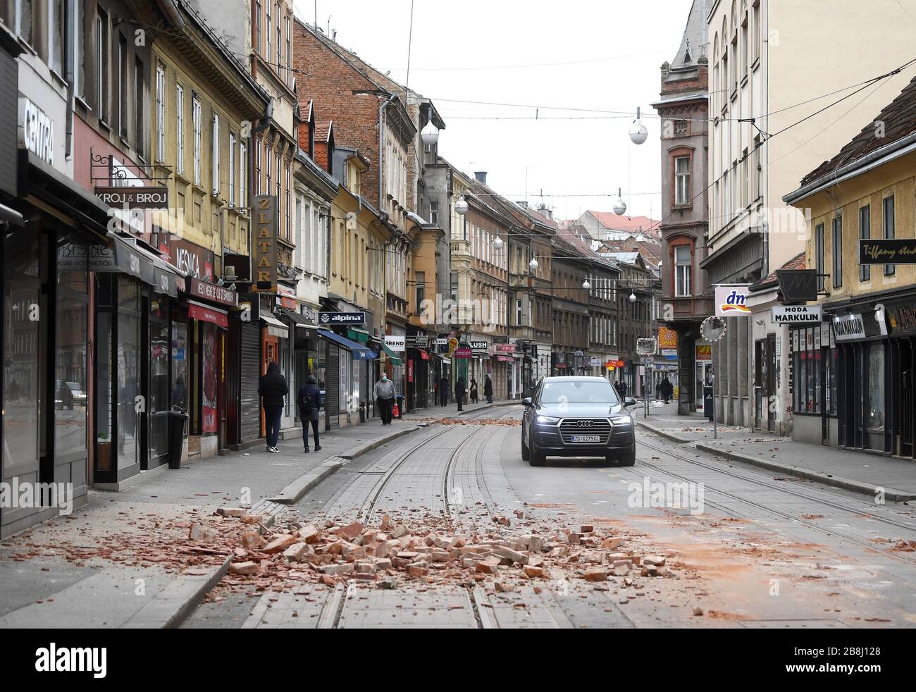 Zagreb, Croatie. 22 mars 2020. La photo prise le 22 mars 2020 montre des débris après un tremblement de terre dans une rue à Zagreb, capitale de la Croatie. Un tremblement de terre d'une magnitude de 5,4 a secoué la Croatie à 05:24:03 GMT dimanche, la Commission géologique des États-Unis a déclaré. L'épicentre, d'une profondeur de 10,0 km, a d'abord été déterminé à 45,8972 degrés de latitude nord et à 15,9662 degrés de longitude est. (Marko Lukinic/Pixsell via Xinhua) crédit: Xinhua/Alay Live News Banque D'Images