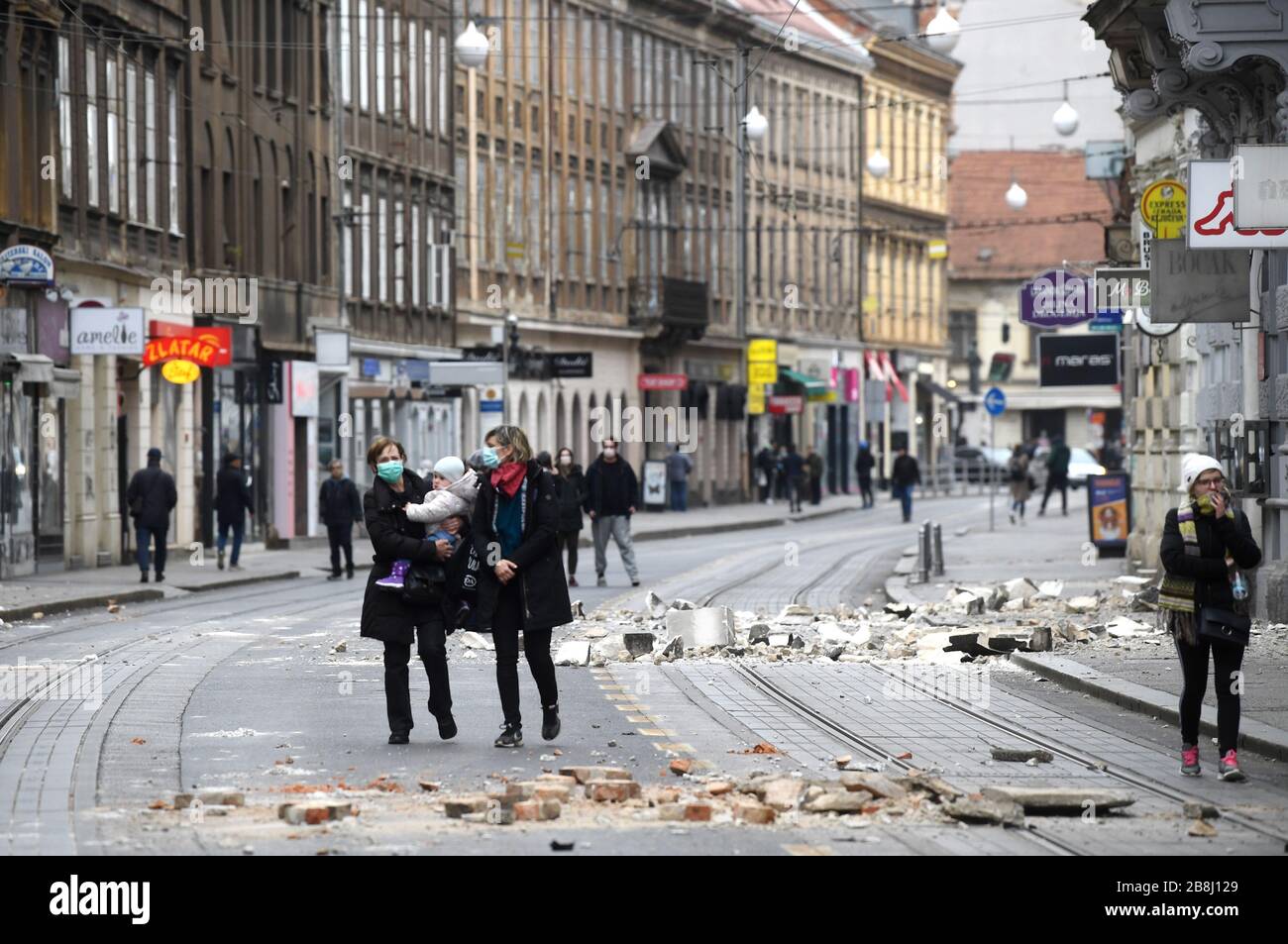 Zagreb, Croatie. 22 mars 2020. La photo prise le 22 mars 2020 montre des débris après un tremblement de terre dans une rue à Zagreb, capitale de la Croatie. Un tremblement de terre d'une magnitude de 5,4 a secoué la Croatie à 05:24:03 GMT dimanche, la Commission géologique des États-Unis a déclaré. L'épicentre, d'une profondeur de 10,0 km, a d'abord été déterminé à 45,8972 degrés de latitude nord et à 15,9662 degrés de longitude est. (Marko Lukinic/Pixsell via Xinhua) crédit: Xinhua/Alay Live News Banque D'Images