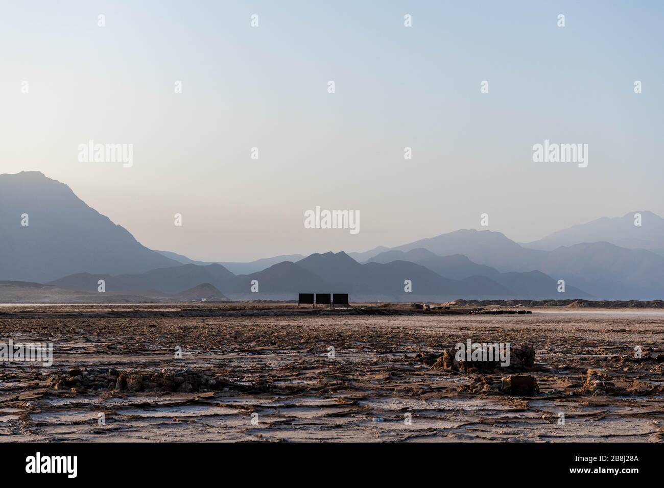 Afrique, Djibouti, lac Assal. Vue sur le paysage du lac d'Assal avec des montagnes en arrière-plan Banque D'Images