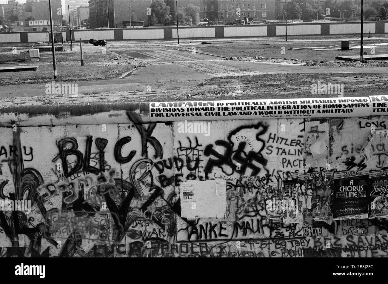 Une section du mur de Berlin à la porte de Brandebourg, Berlin Ouest regardant dans la terre de non-homme. Le mur de Berlin était une barrière construite par la République démocratique allemande (RDA, Allemagne de l'est) à partir du 13 août 1961, qui a complètement coupé Berlin de l'ouest de l'Allemagne de l'est et de Berlin de l'est. Le mur a été ouvert le 9. Novembre 1989 permettant la libre circulation des personnes d'est en ouest. Banque D'Images