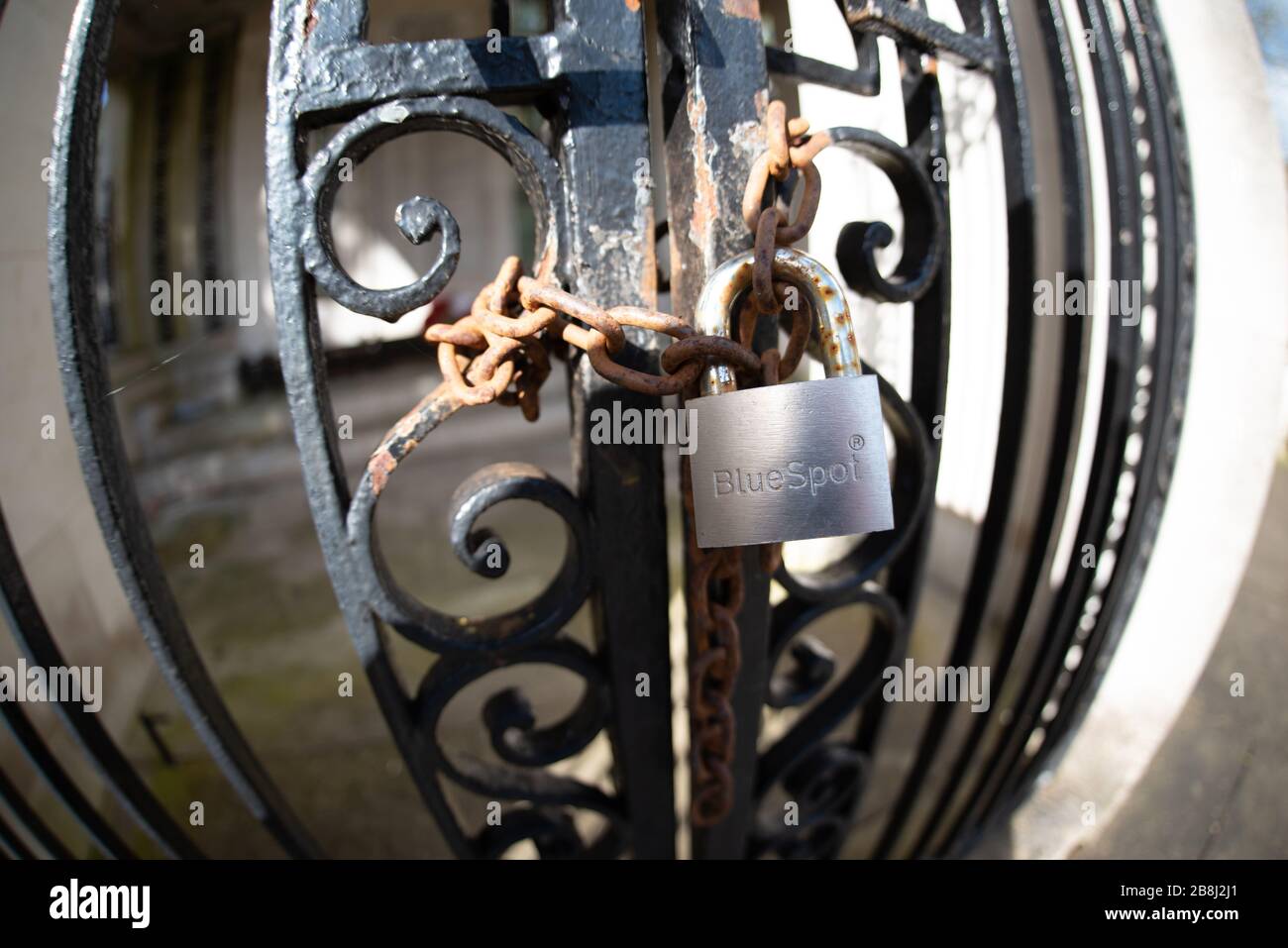 Porte métallique verrouillée par Padlock Banque D'Images