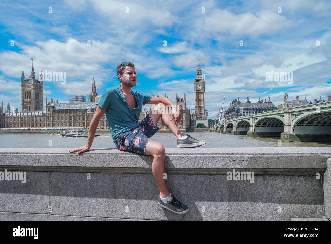 guy lors d'un voyage en ville à Londres, les hommes de youn au bord de l'eau, près de la Tamise, aux célèbres endroits de Londres, Big Ben et Westminster Bridge à Londres Banque D'Images