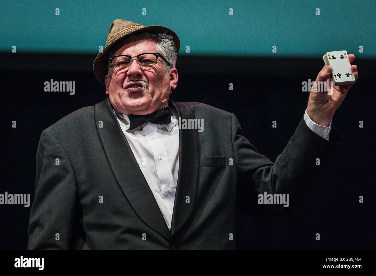 Comptez Arthur Strong Stand Up Comedian en direct à Bath. Banque D'Images