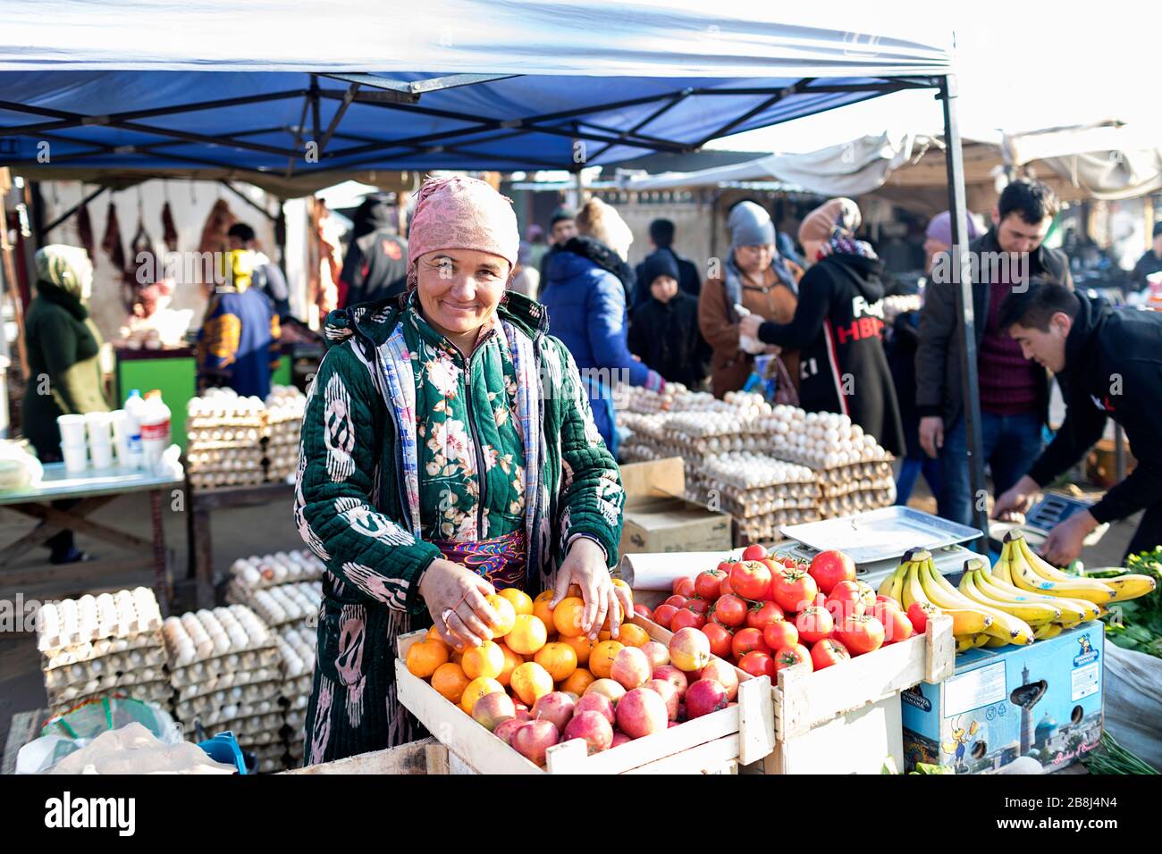 Femme vendant des fruits au marché, Khiva, Ouzbékistan Banque D'Images