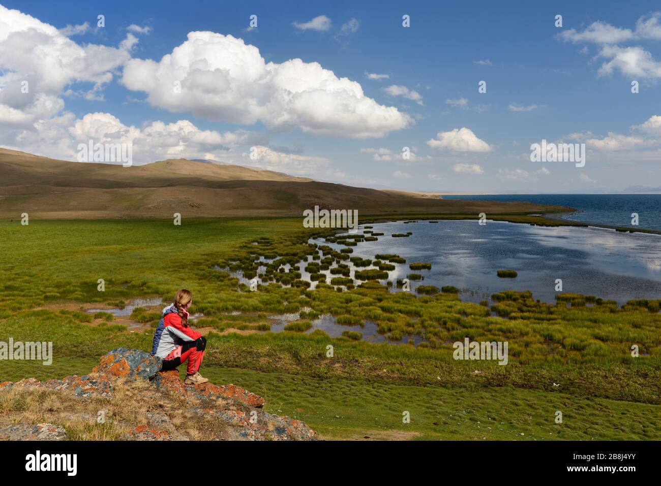 Le lac Magic alpin Song Kul se trouve à 3016 m d'altitude au Kirghizstan. Lakesides sont un lieu de pastage des chevaux par les habitants du Kirghizstan Banque D'Images Le lac Magic alpin Song Kul se trouve à 3016 m d'altitude au Kirghizstan. Lakesides sont un lieu de pastage des chevaux par les habitants du Kirghizstan Banque D'Images