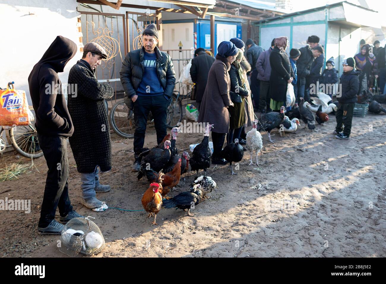 Les hommes qui vendent leurs rôdeurs au marché de la rue, Khiva, Ouzbékistan Banque D'Images