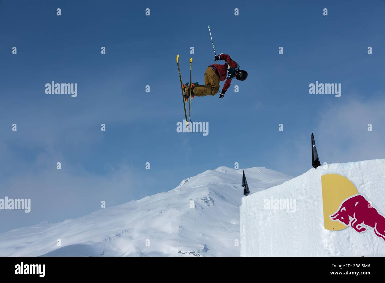 Concurrent au freeski européen ouvert à Laax sur le saut à ski Banque D'Images