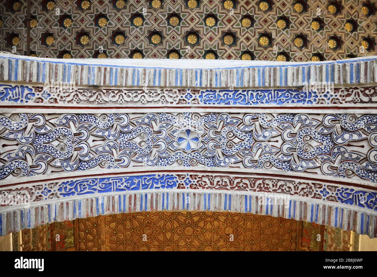 Décoration sur une arche d'une porte d'entrée à Alcázar de Séville Banque D'Images