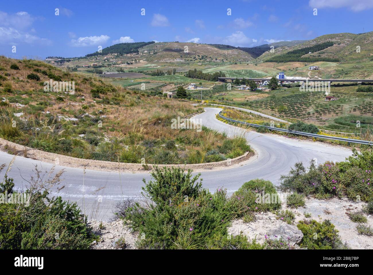 Vue de la route de la réserve naturelle de Torre Salsa près de la commune de Montallegro dans la province d'Agrigente sur l'île de Sicile en Italie Banque D'Images