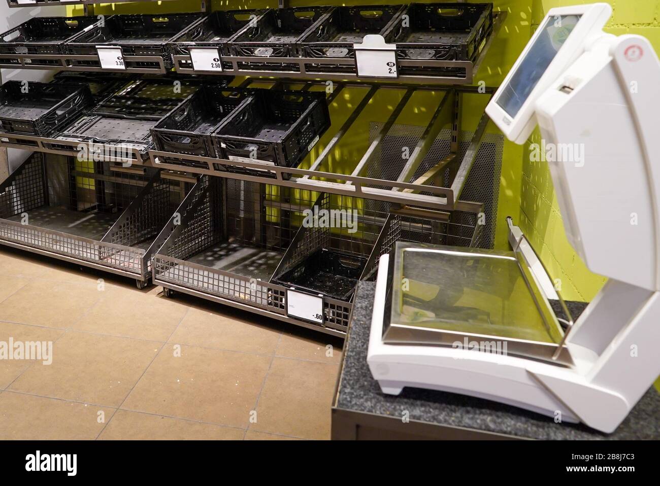 Vider la section d'aliments congelés dans un supermarché en raison de Covid-19 virus panic shopping et Horting Banque D'Images