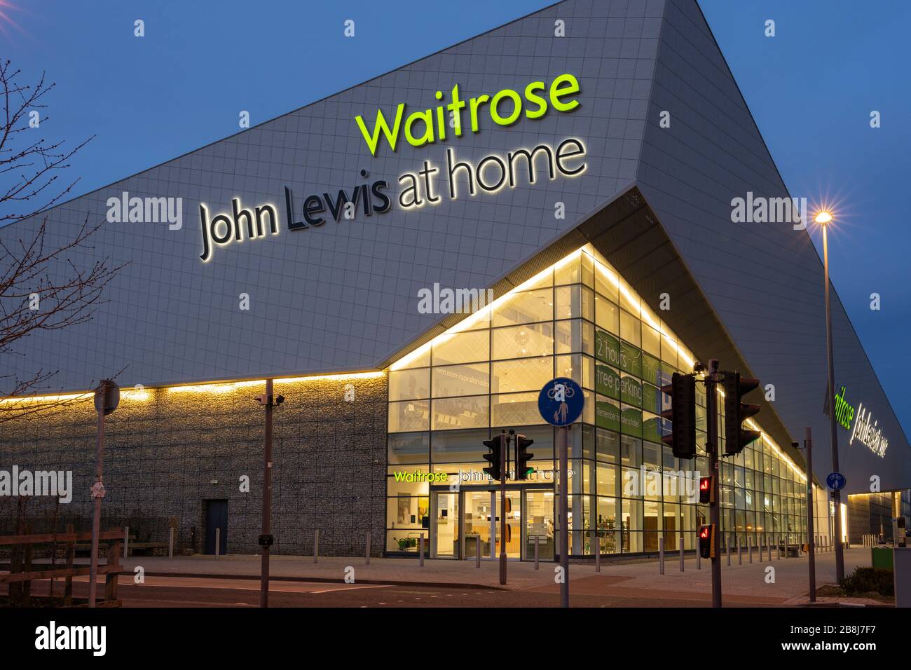 Waitrose supermarché et John Lewis à la maison illuminés la nuit, Basingstoke, Hampshire, Angleterre Banque D'Images
