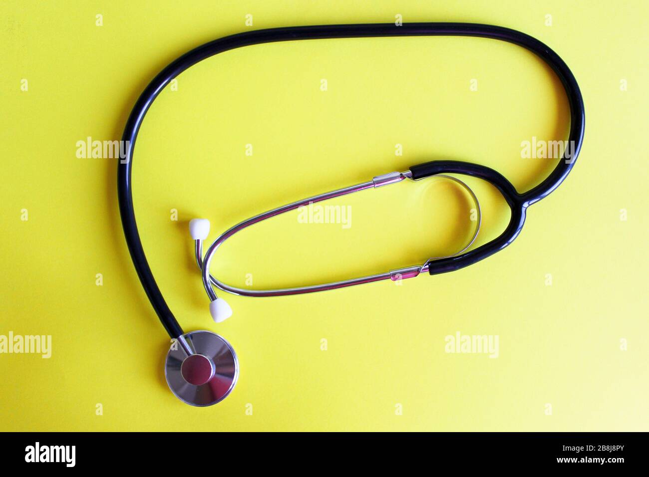 Stéthoscope sur fond jaune. Le médicament Banque D'Images