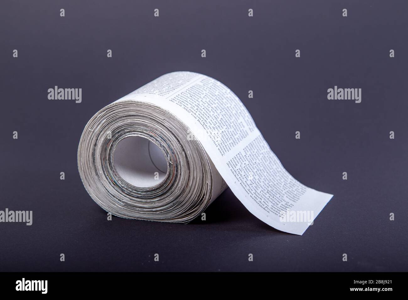 papier toilette fait de journaux, papier toilette alternatif, isolé sur  noir, rouleau de journal, gros plan Photo Stock - Alamy