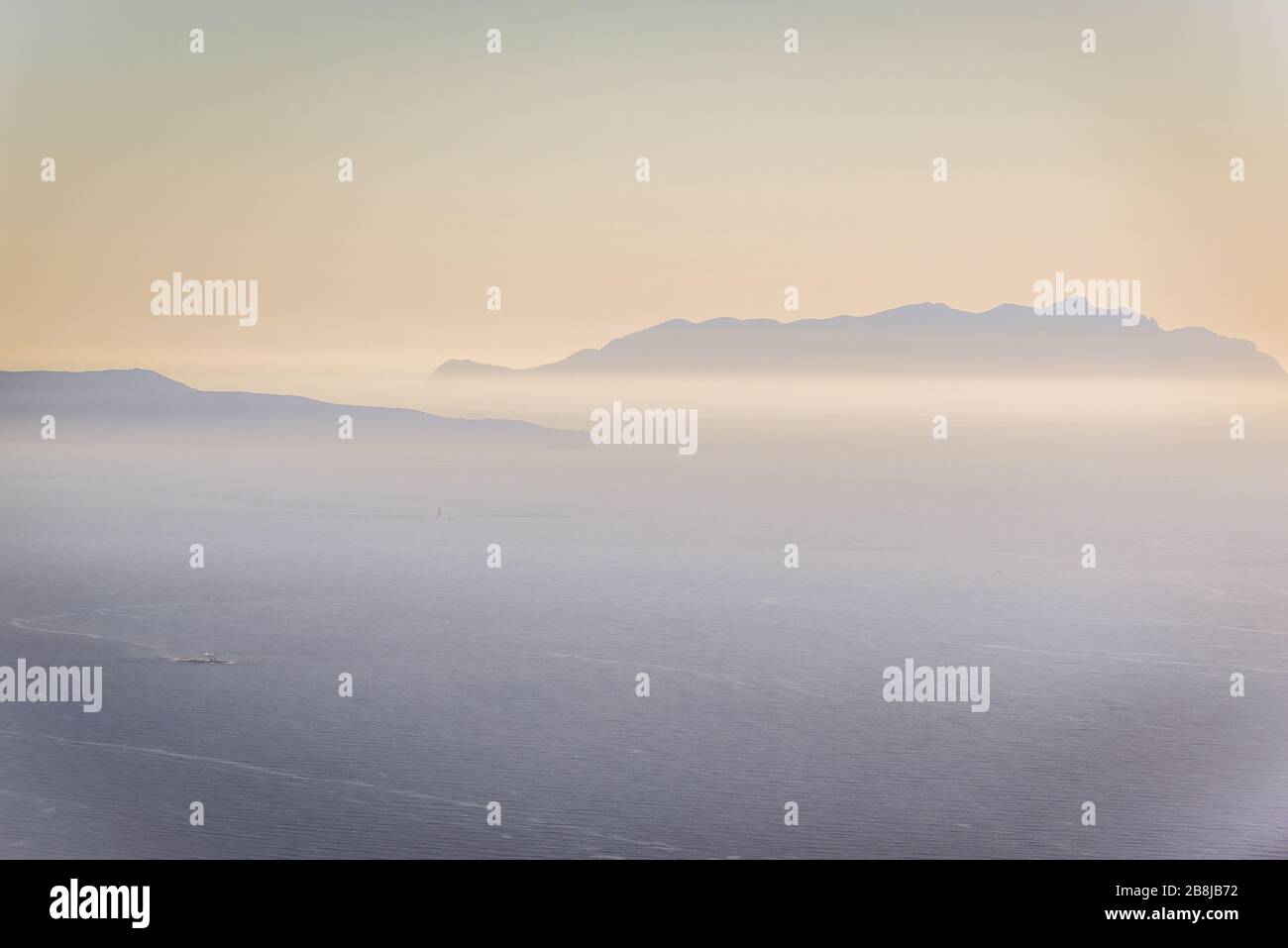 Levanzo et les îles Marettimo des îles Aegadiennes vues de la montagne de Cofano dans la réserve naturelle de Monte Cofano sur l'île de Sicile en Italie Banque D'Images