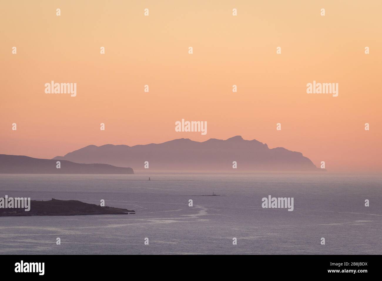 Levanzo et les îles Marettimo des îles Aegadiennes vues de la montagne de Cofano dans la réserve naturelle de Monte Cofano sur l'île de Sicile en Italie Banque D'Images