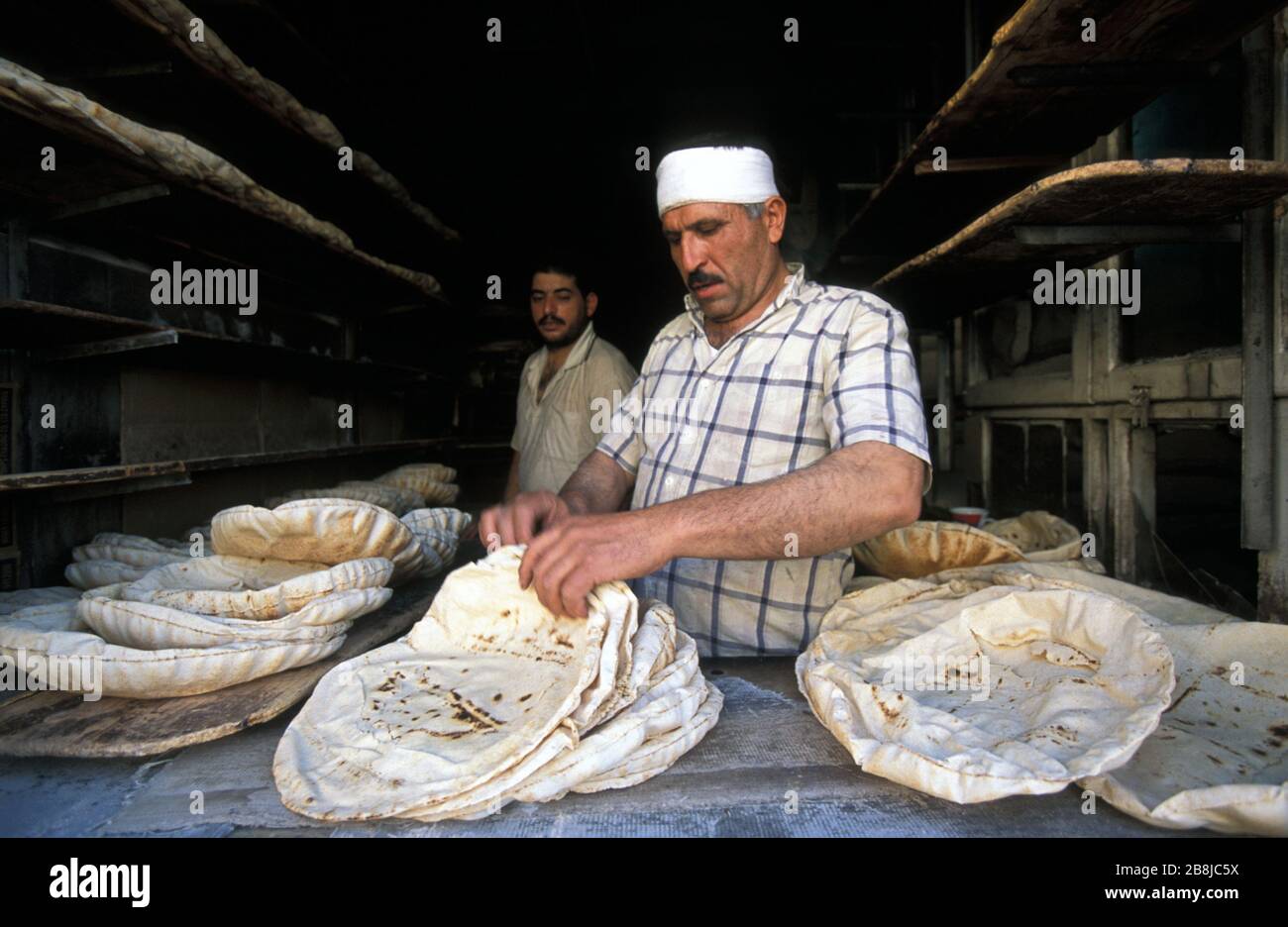 Homme faisant du pain à Ma´loula, Maaloula ou Ma´lula. Syrie Banque D'Images
