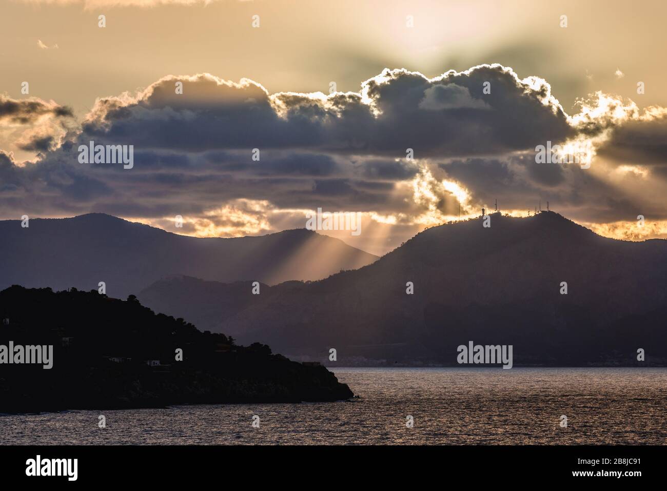 Coucher de soleil sur la mer Tyrrhénienne vue de Zafferano cap près de Santa Flavia sur l'île Sicile en Italie, vue avec Pellegrino montagne sur fond Banque D'Images