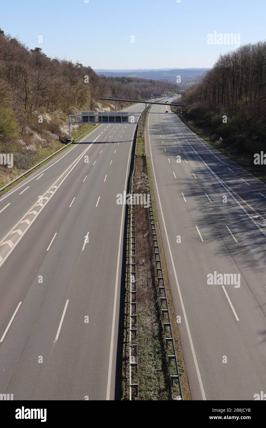 Dortmund, Allemagne. 22 mars 2020. firo: 22.03.2020, économie, société, couvre-feu possible, circulation, autoroute, autoroutes, limitation des droits civils, liberté de circulation, à cause de Corona, Coronavirus, Covid-19, autoroute vide A 45 près de Dortmund, direction Francfort | usage mondial crédit: dpa/Alay Live News Banque D'Images