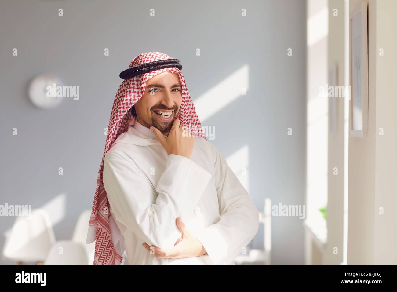L'homme arabe est dans un bureau blanc. Banque D'Images