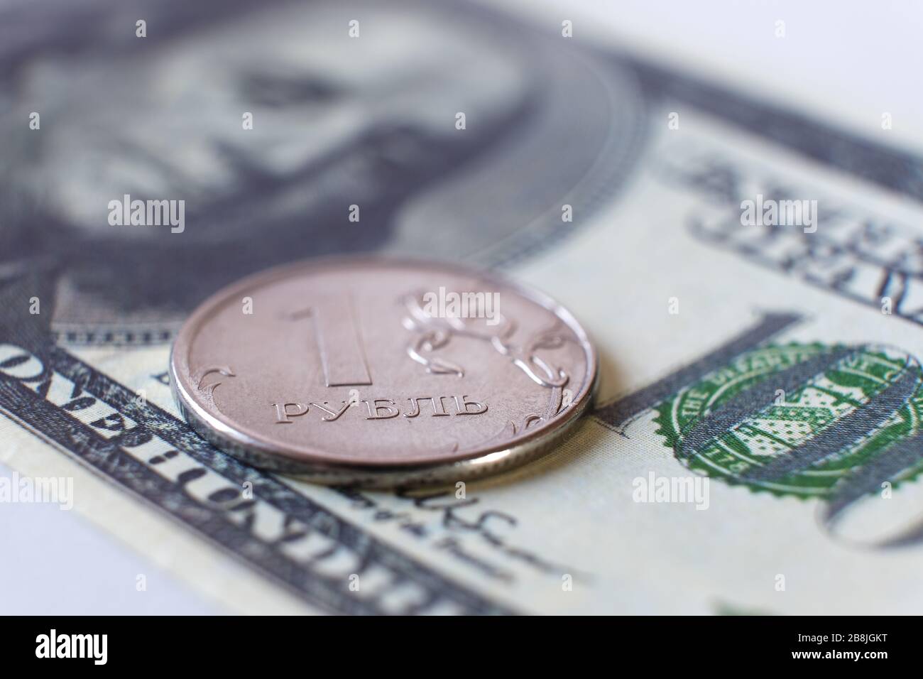 Dans le contexte de l'effondrement du prix du pétrole, le taux de change rouble sur le marché international des devises Forex chute Banque D'Images