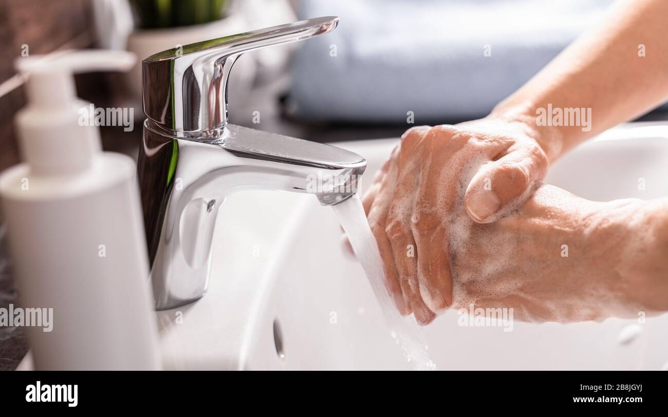Laver les mains avec du savon et de l'eau chaude. Coronavirus de prévention. Virus Corona (covid 19) protection contre la pandémie en se lavant les mains. Banque D'Images