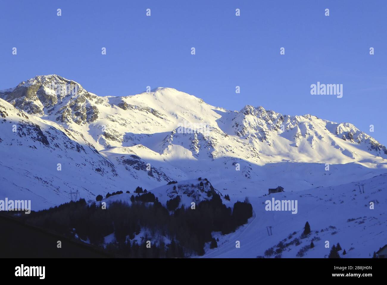 Bivio, idylisches Bergdorf am Julierpass, Blick auf Piz Grevasalvas. Banque D'Images