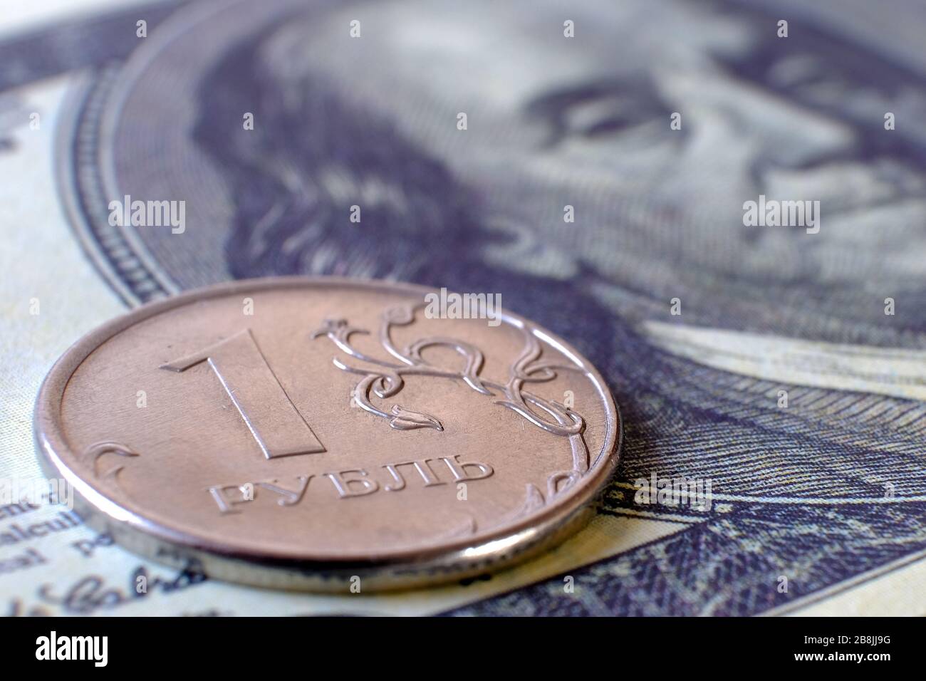 Le dollar est de plus en plus fort, le rouble est de plus en plus faible. Le pétrole est de moins en moins cher. L'appel d'offres s'est arrêté. Bureau de change Banque D'Images