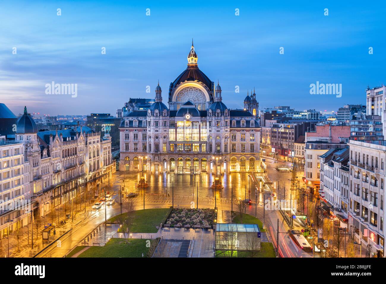 Anvers, Belgique paysage urbain à la gare centrale au crépuscule. Banque D'Images