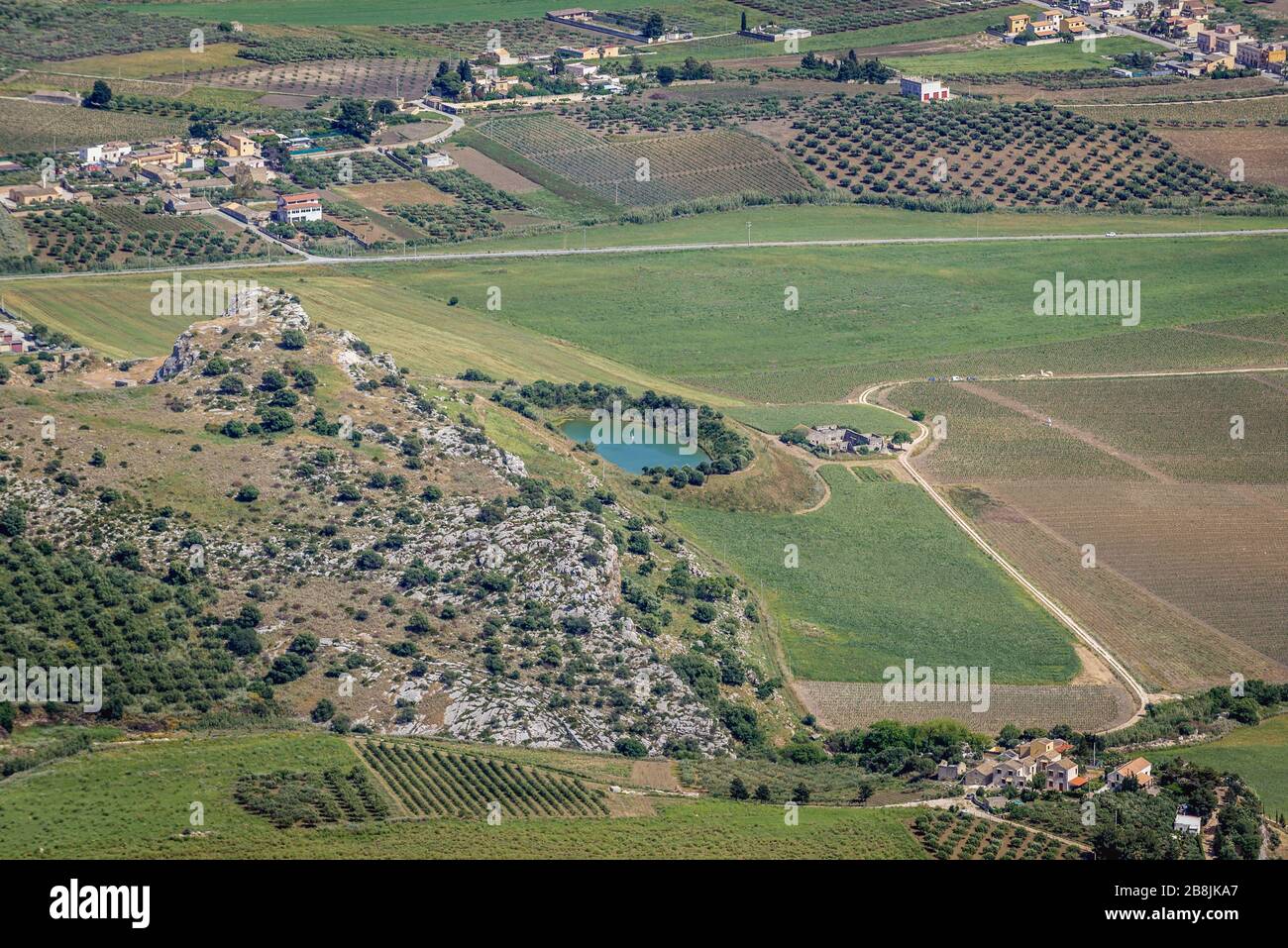 Paysage rural vu de la ville historique d'Erice sur un mont Erice dans la province de Trapani en Sicile, dans le sud de l'Italie Banque D'Images