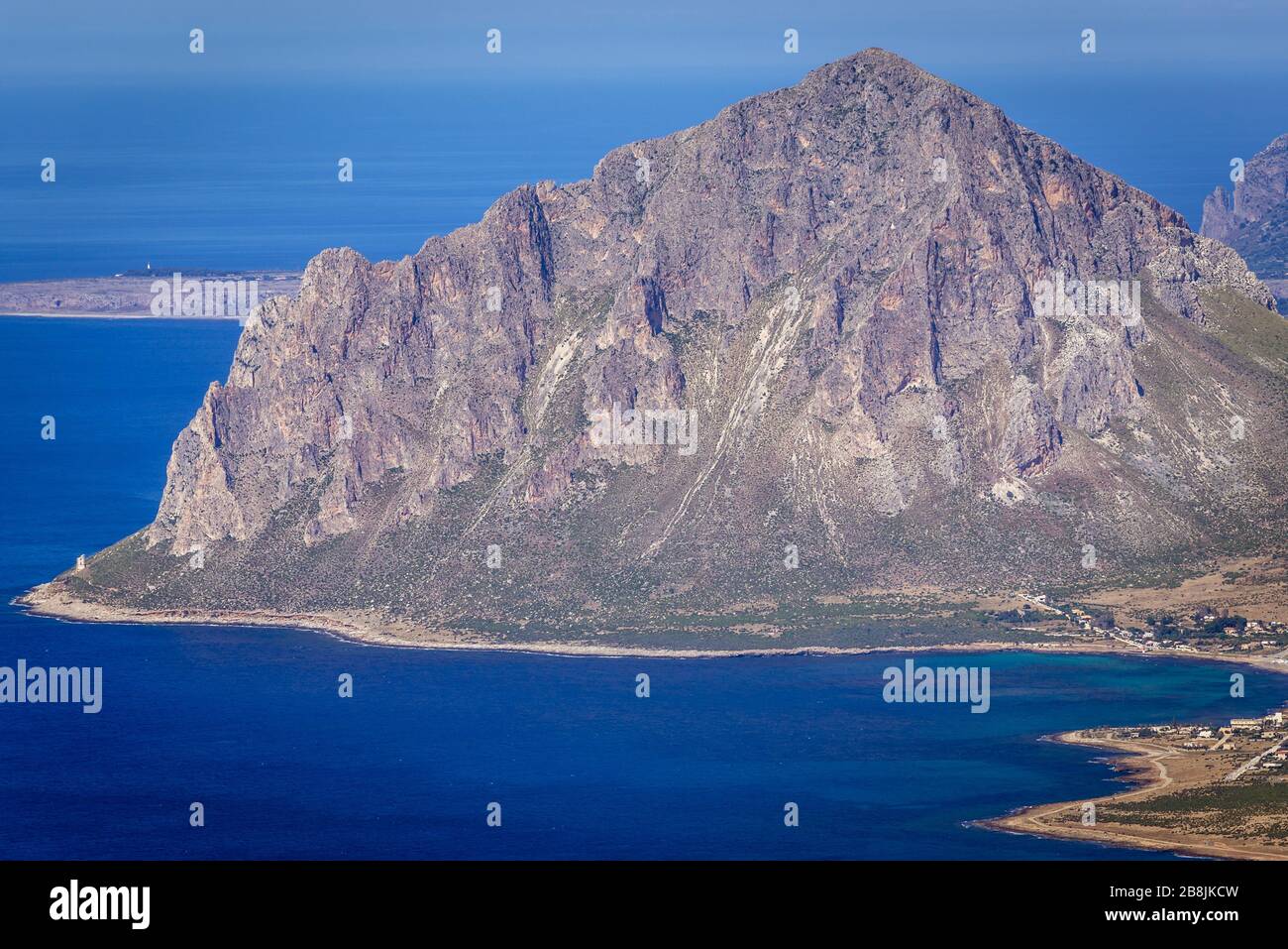 Vue aérienne avec le mont Cofano de la ville historique d'Erice sur un mont Erice dans la province de Trapani en Sicile, dans le sud de l'Italie Banque D'Images