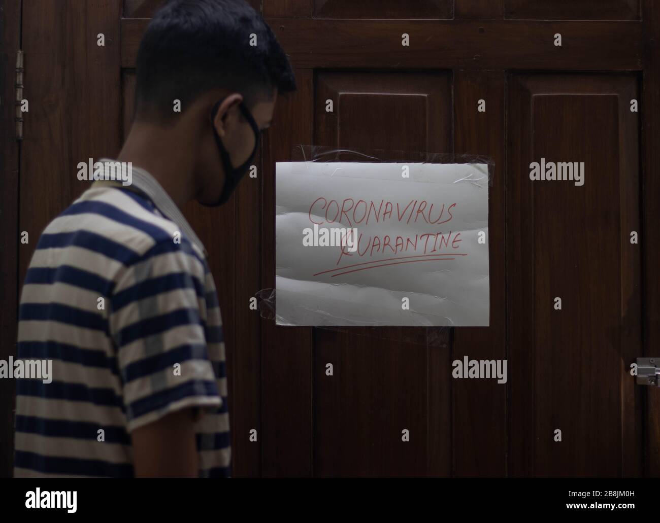 Coronavirus infecté homme en quarantaine à domicile avec un signe de quarantaine du coronavirus.l'homme américain infecté par la cuisine-19 est isolé en quarantaine à domicile Banque D'Images