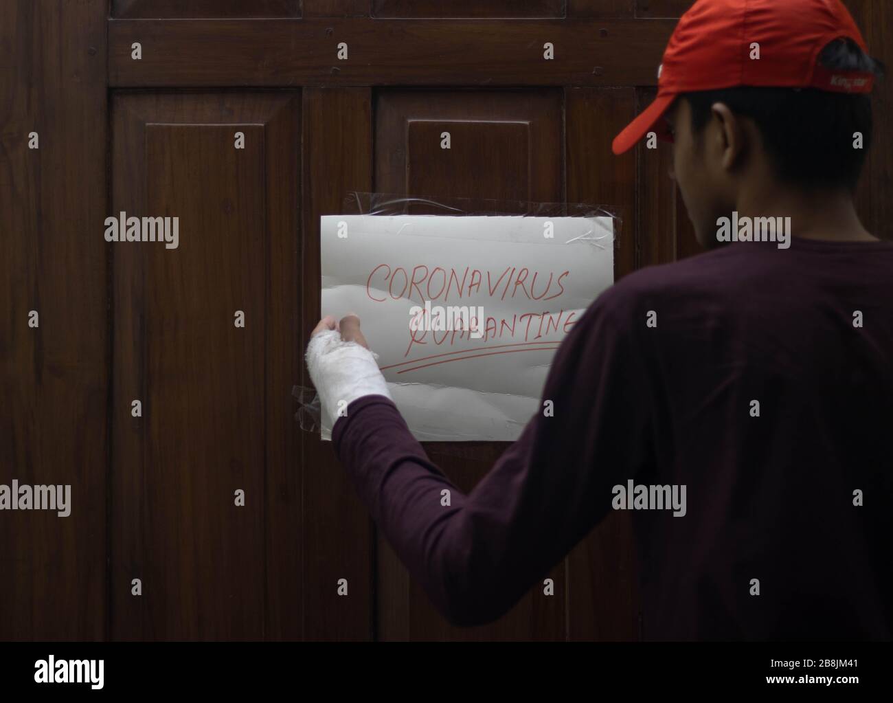 Coronavirus infecté homme en quarantaine à domicile avec un signe de quarantaine du coronavirus.l'homme américain infecté par la cuisine-19 est isolé en quarantaine à domicile Banque D'Images