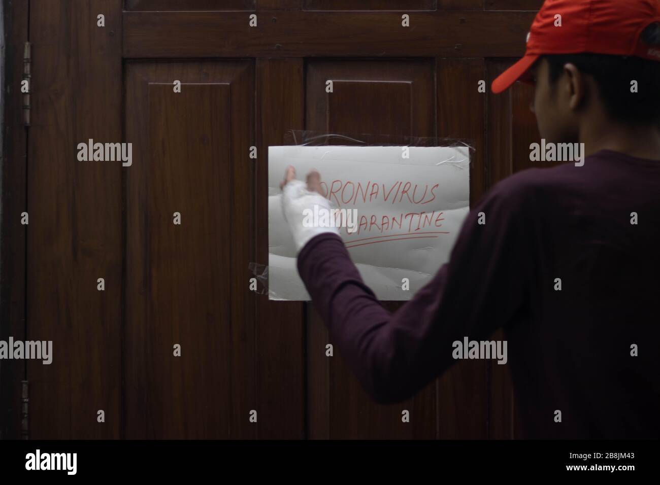 Coronavirus infecté homme en quarantaine à domicile avec un signe de quarantaine du coronavirus.l'homme américain infecté par la cuisine-19 est isolé en quarantaine à domicile Banque D'Images