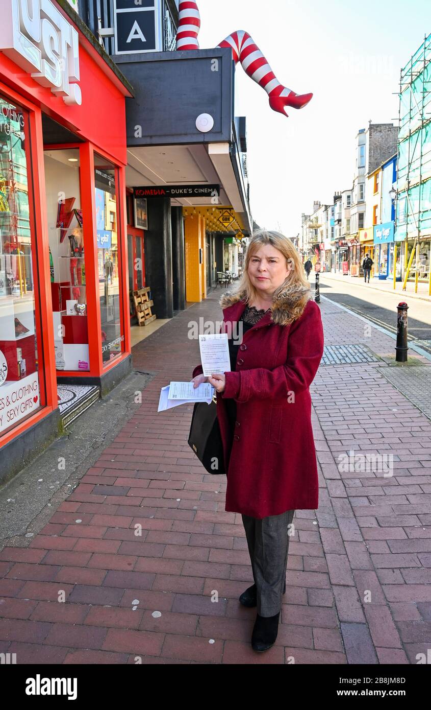 Brighton Royaume-Uni 22 mars 2020 - Kathryn Spencer de la North Laine Community Association à Brighton livre des dépliants offrant de l'aide aux résidents pendant la crise pandémique de Coronavirus COVID-19 . Crédit: Simon Dack / Alay Live News Banque D'Images