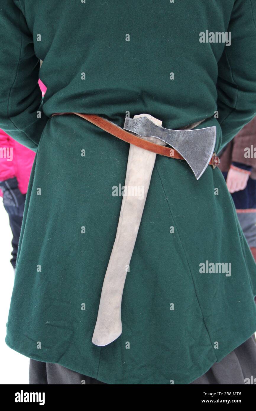 Une hache est accrochée à une ceinture derrière un homme dans des vêtements  médiévaux Photo Stock - Alamy