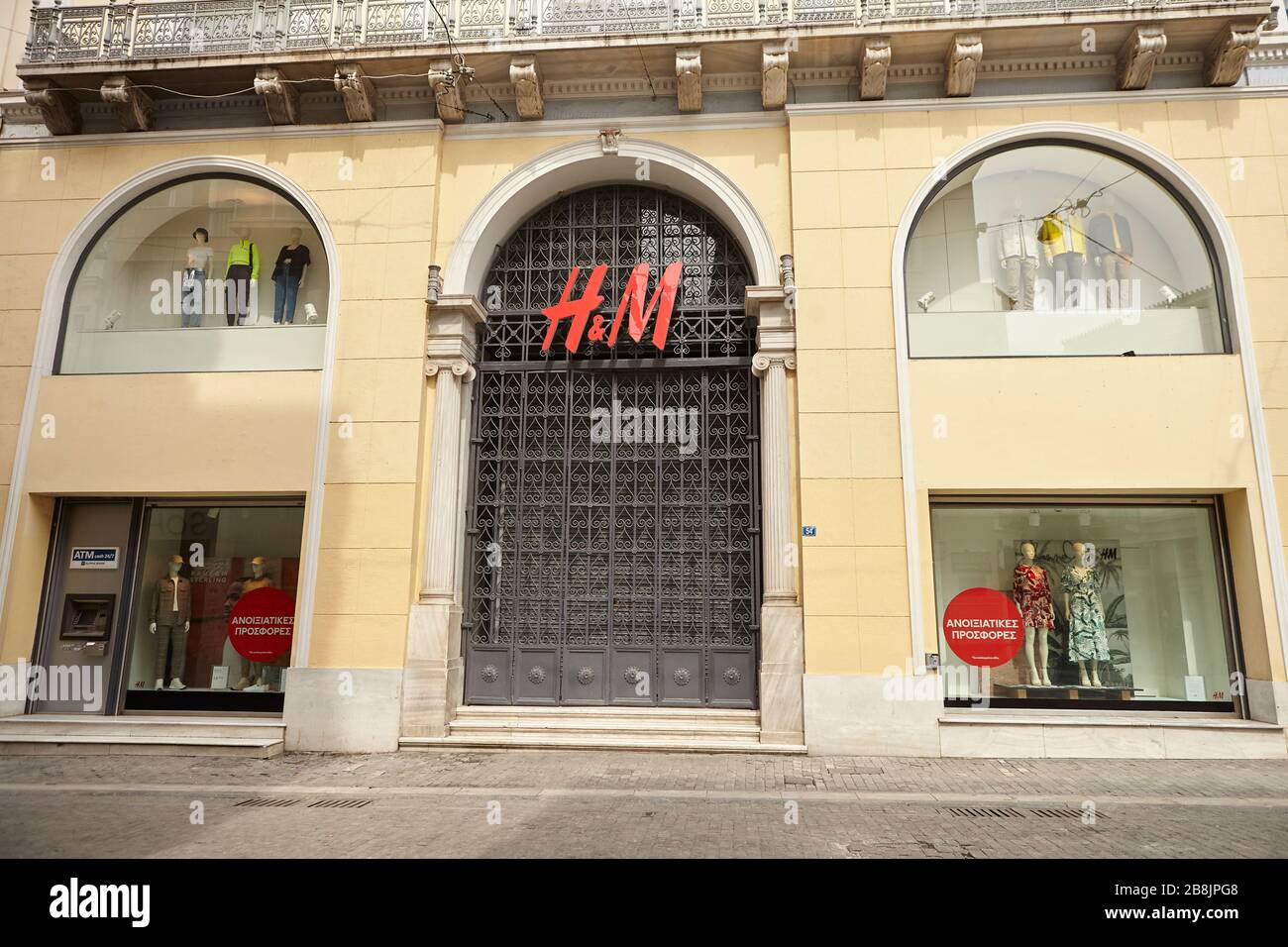H M fermé magasin à Athènes Grèce , coronavirus Banque D'Images