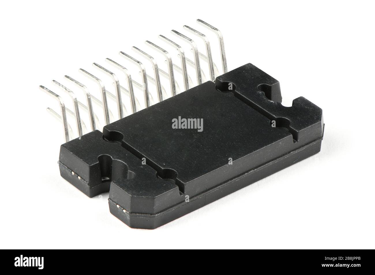 Nouvel amplificateur basse fréquence à puce ULF isolé sur fond blanc. Photo haute résolution. Profondeur de champ complète. Banque D'Images