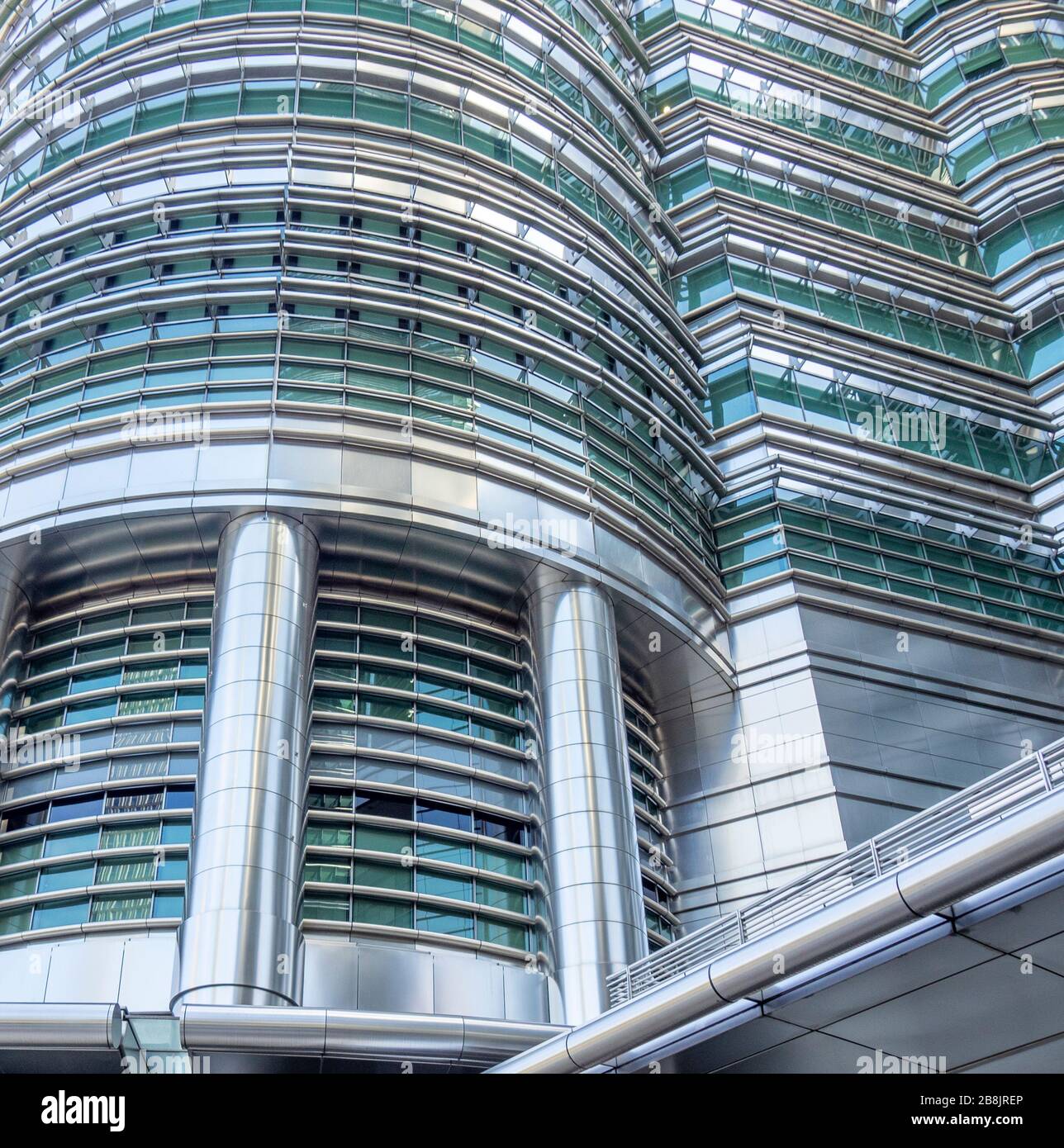 Détail de la façade en verre et en acier des tours jumelles Petronas Kuala Lumpur Malaisie. Banque D'Images