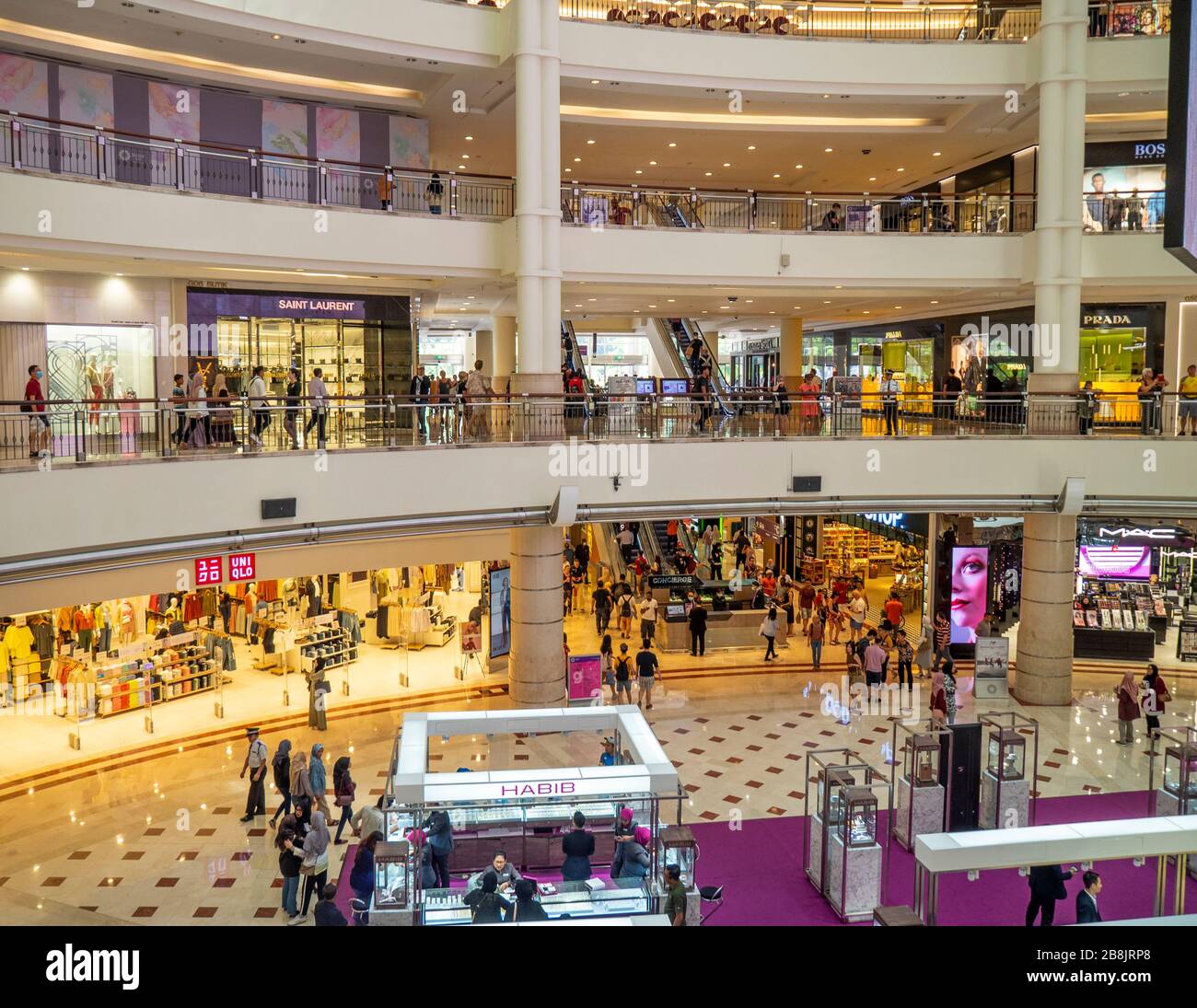 Magasins et boutiques à plusieurs niveaux au centre commercial Suria KLCC, au pied des tours Petronas Kuala Lumpur en Malaisie. Banque D'Images
