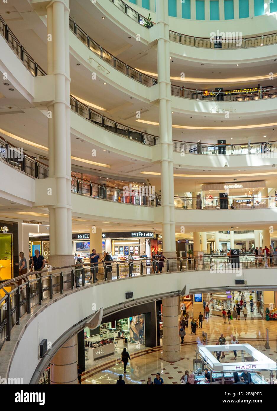 Magasins et boutiques à plusieurs niveaux au centre commercial Suria KLCC, au pied des tours Petronas Kuala Lumpur en Malaisie. Banque D'Images
