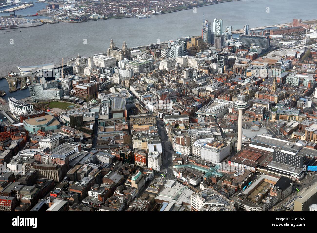Vue aérienne sur le centre-ville de Liverpool en direction de l'édifice du foie et de la rivière Mersey Banque D'Images