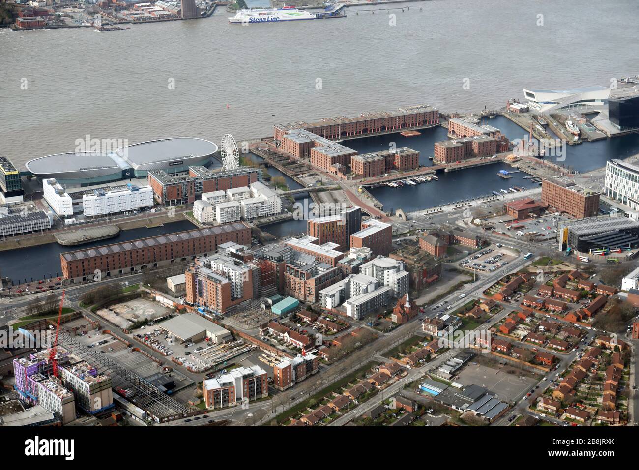 Vue aérienne sur la ville de Liverpool avec le Royal Albert Dock & M&S Bank Arena en avant-plan Banque D'Images