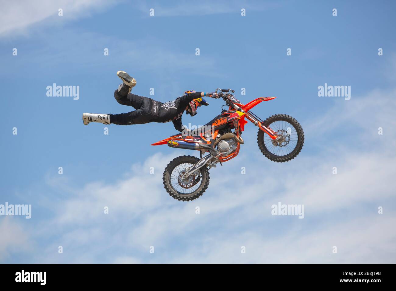 Goodwood, Chichester, Royaume-Uni juillet 2019 Stunt, Jump, moto cross freestyle cavalier volant dans le ciel avec sa moto au Goodwood Festival of Speed Banque D'Images