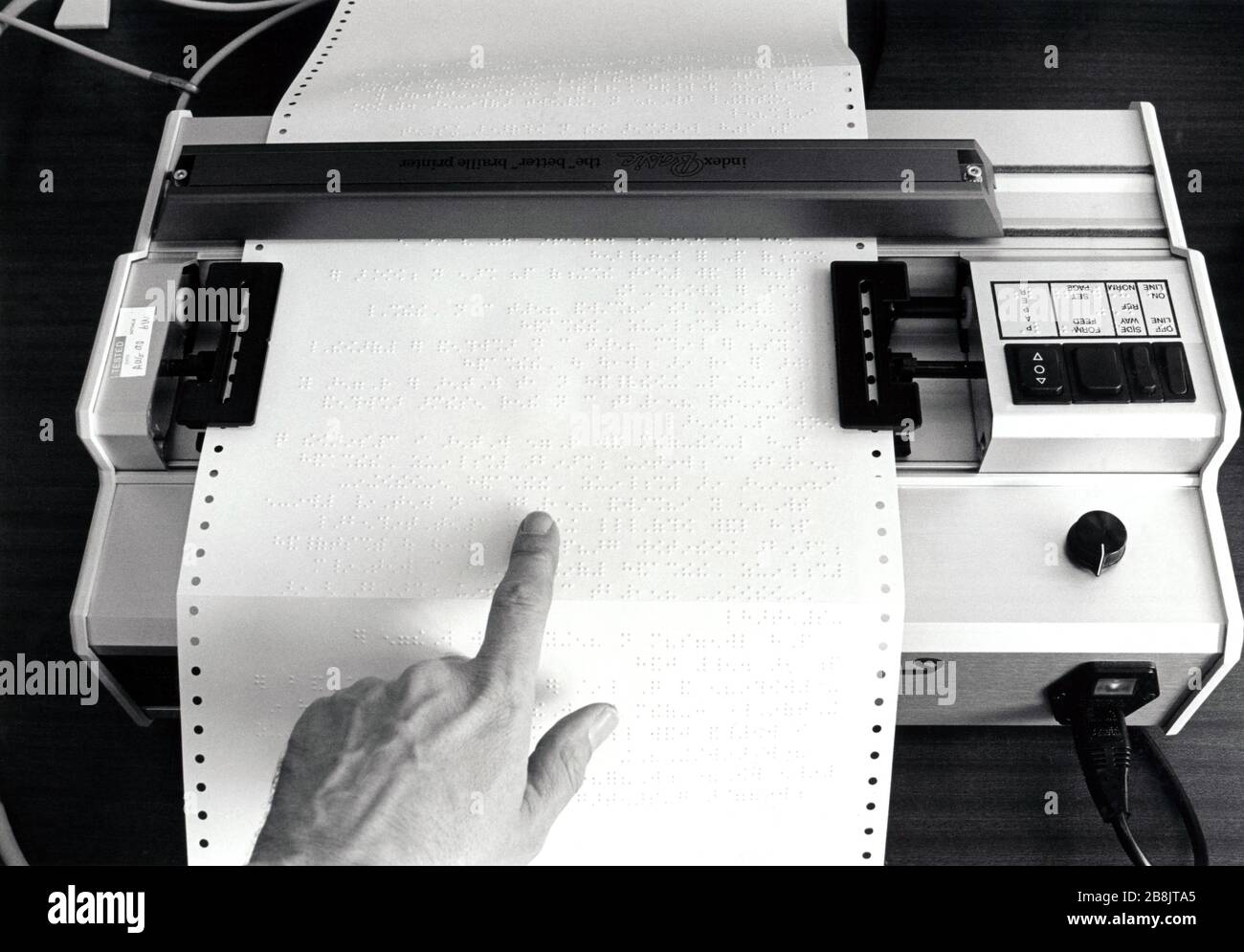 Imprimante Braille chez RNIB Loughborough, Royaume-Uni 1990 Photo Stock -  Alamy